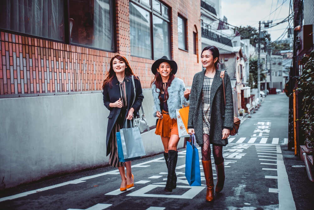 กลุ่มผู้หญิงสามคนเดินเล่นช็อปปิงในเมืองโตเกียว